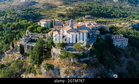 Veduta aerea del borgo medievale di Gourdon in Provenza, Francia - Case in pietra costruita sul bordo di una scogliera nelle montagne delle Gorges du Loup Foto Stock