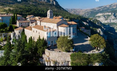 Veduta aerea del borgo medievale di Gourdon in Provenza, Francia - Case in pietra costruita sul bordo di una scogliera nelle montagne delle Gorges du Loup Foto Stock