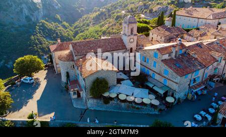 Veduta aerea del borgo medievale di Gourdon in Provenza, Francia - Case in pietra costruita sul bordo di una scogliera nelle montagne delle Gorges du Loup Foto Stock