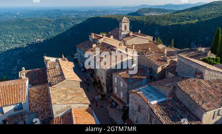 Veduta aerea del borgo medievale di Gourdon in Provenza, Francia - Case in pietra costruita sul bordo di una scogliera nelle montagne delle Gorges du Loup Foto Stock