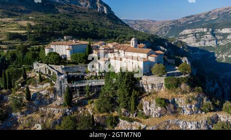 Veduta aerea del borgo medievale di Gourdon in Provenza, Francia - Case in pietra costruita sul bordo di una scogliera nelle montagne delle Gorges du Loup Foto Stock