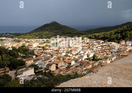 Vista dai bastioni di Castell de Capdepera guardando giù sulla città sottostante e verso il mare. Il castello risale al 13 ° secolo. Foto Stock