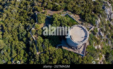 Vista aerea dei resti della torre genovese sul Capo Campomoro nel sud della Corsica, Francia - Torra di Campumoru circondata da mura su un belvedere Foto Stock