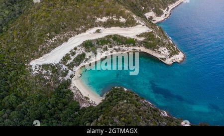 Veduta aerea del faro di la Madonetta a Bonifacio, all'estremità meridionale dell'isola di Corsica in Francia - onde che si infrangono su una scogliera calcarea Foto Stock