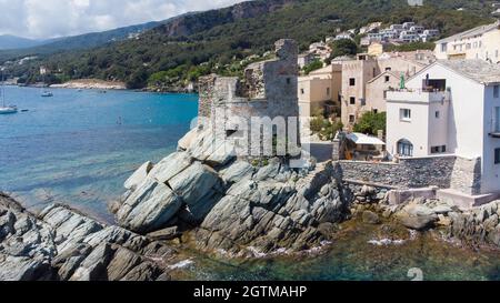 Veduta aerea di Erbalunga, un piccolo villaggio di pescatori sul Capo corso, Francia - rovine di una torre genovese alla punta di un promontorio roccioso nel Mediterrano Foto Stock