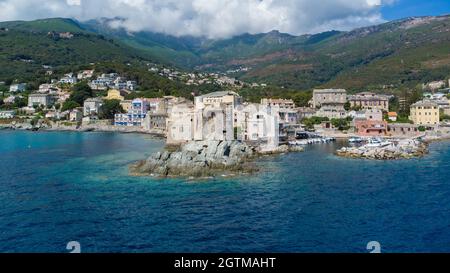 Veduta aerea di Erbalunga, un piccolo villaggio di pescatori sul Capo corso, Francia - rovine di una torre genovese alla punta di un promontorio roccioso nel Mediterrano Foto Stock