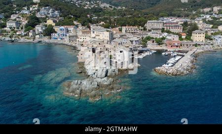 Veduta aerea di Erbalunga, un piccolo villaggio di pescatori sul Capo corso, Francia - rovine di una torre genovese alla punta di un promontorio roccioso nel Mediterrano Foto Stock