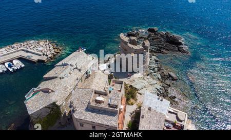 Veduta aerea di Erbalunga, un piccolo villaggio di pescatori sul Capo corso, Francia - rovine di una torre genovese alla punta di un promontorio roccioso nel Mediterrano Foto Stock