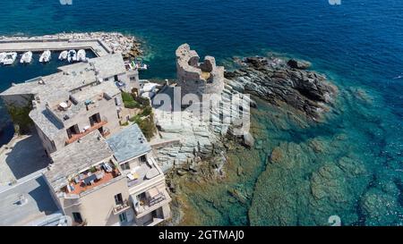 Veduta aerea di Erbalunga, un piccolo villaggio di pescatori sul Capo corso, Francia - rovine di una torre genovese alla punta di un promontorio roccioso nel Mediterrano Foto Stock