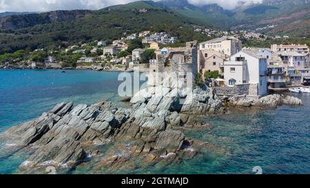 Veduta aerea di Erbalunga, un piccolo villaggio di pescatori sul Capo corso, Francia - rovine di una torre genovese alla punta di un promontorio roccioso nel Mediterrano Foto Stock