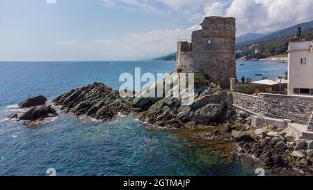 Veduta aerea di Erbalunga, un piccolo villaggio di pescatori sul Capo corso, Francia - rovine di una torre genovese alla punta di un promontorio roccioso nel Mediterrano Foto Stock