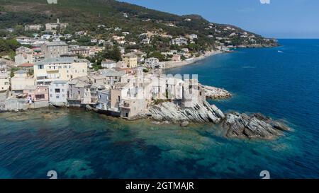 Veduta aerea di Erbalunga, un piccolo villaggio di pescatori sul Capo corso, Francia - rovine di una torre genovese alla punta di un promontorio roccioso nel Mediterrano Foto Stock