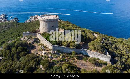 Vista aerea dei resti della torre genovese sul Capo Campomoro nel sud della Corsica, Francia - Torra di Campumoru circondata da mura su un belvedere Foto Stock