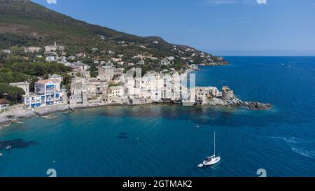 Veduta aerea di Erbalunga, un piccolo villaggio di pescatori sul Capo corso, Francia - rovine di una torre genovese alla punta di un promontorio roccioso nel Mediterrano Foto Stock