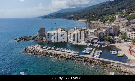 Veduta aerea di Erbalunga, un piccolo villaggio di pescatori sul Capo corso, Francia - rovine di una torre genovese alla punta di un promontorio roccioso nel Mediterrano Foto Stock