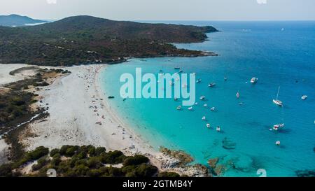 Veduta aerea di Loto Beach nel deserto Agriates a nord-ovest di Saint Florent vicino al Cap Corse, Corsica, Francia - sabbia bianca Lotu Beach con Zure wat Foto Stock