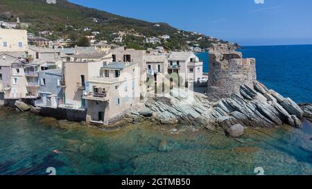 Veduta aerea di Erbalunga, un piccolo villaggio di pescatori sul Capo corso, Francia - rovine di una torre genovese alla punta di un promontorio roccioso nel Mediterrano Foto Stock