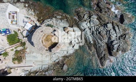 Veduta aerea di Erbalunga, un piccolo villaggio di pescatori sul Capo corso, Francia - rovine di una torre genovese alla punta di un promontorio roccioso nel Mediterrano Foto Stock