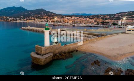 Veduta aerea del porto turistico di Propriano nel sud della Corsica, Francia - piccola città costiera nel Mar Mediterraneo Foto Stock