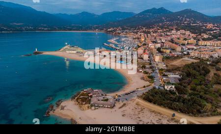 Veduta aerea del porto turistico di Propriano nel sud della Corsica, Francia - piccola città costiera nel Mar Mediterraneo Foto Stock