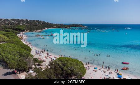 Vista aerea di alcune rocce marine nella baia di Santa Giulia nel sud della Corsica, Francia - Spiaggia con acque turchesi poco profonde vicino a Porto Vecchio in t Foto Stock