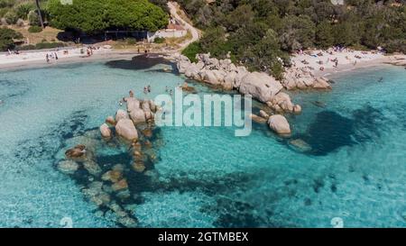 Vista aerea di alcune rocce marine nella baia di Santa Giulia nel sud della Corsica, Francia - Spiaggia con acque turchesi poco profonde vicino a Porto Vecchio in t Foto Stock