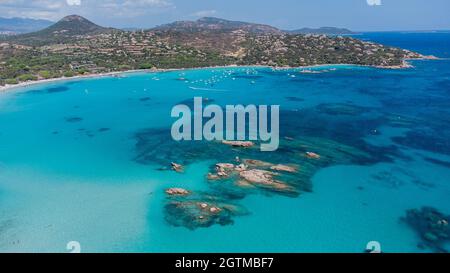 Vista aerea di alcune rocce marine nella baia di Santa Giulia nel sud della Corsica, Francia - Spiaggia con acque turchesi poco profonde vicino a Porto Vecchio in t Foto Stock