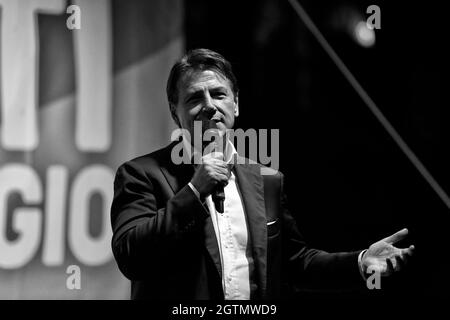 Roma, Italia. 01 ottobre 2021. L'ex primo ministro Giuseppe Conte sul palco durante la chiusura della campagna elettorale per il nuovo sindaco della città.Roma (Italia), 1 ottobre 2021 Foto Samantha Zucchi Insidefoto Credit: Insidefoto srl/Alamy Live News Foto Stock