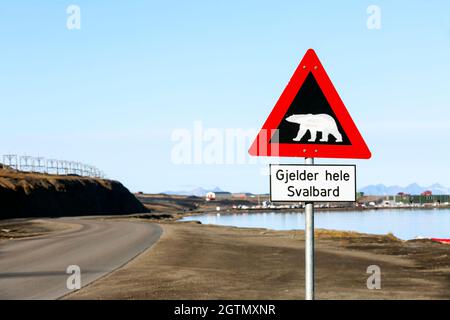 Segnale di avvertimento dell'orso polare a Svalbard, situato alla fine della città di Longyearbyen. Traduzione 'Gjelder hele Svalbard' - valido per tutto Svalbard. Panoramica Foto Stock