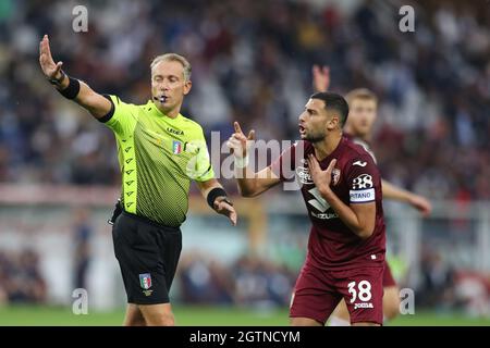 Torino, 2 ottobre 2021. Rolando Mandragora di Torino FC protesta all'arbitro Paolo Valeri durante la Serie A allo Stadio Grande Torino. Il credito d'immagine dovrebbe essere: Jonathan Moscrop / Sportimage Foto Stock