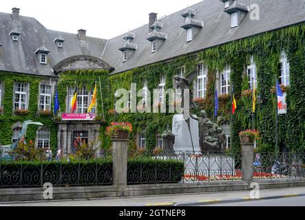 Dinant, Belgio, municipio con bandiere e memoriale della guerra mondiale Foto Stock