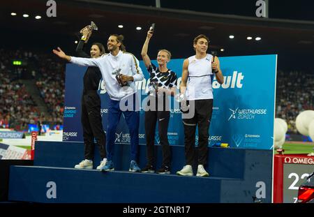 ZURIGO - SVIZZERA 8 SET 21: Mariya Lasitskene, Gianmarco tamberi, Anzhelika Sidorova e Armand Duplantis, i vincitori della Diamond League festeggiano al Foto Stock