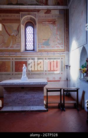 Chiusdino, Toscana, Italia - 28 luglio 2021. L' Eremo di Montesiepi ospita la tomba di San Galgano, la spada che Galgano ha guidato in una pietra, e. Foto Stock