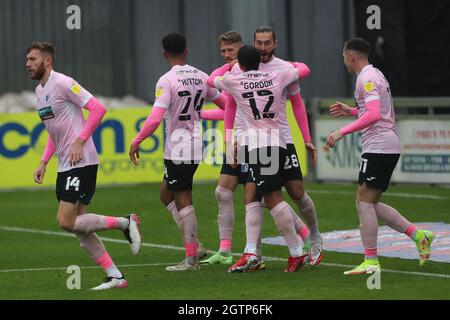 MANSFIELD, REGNO UNITO. La Barrow's Oliver Banks festeggia dopo aver segnato dal punto di rigore durante la partita della Sky Bet League 2 tra Mansfield Town e Barrow allo stadio One Call di Mansfield sabato 2 ottobre 2021. (Credit: Mark Fletcher | MI News) Credit: MI News & Sport /Alamy Live News Foto Stock