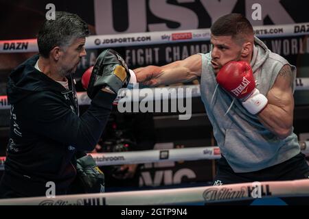 Boxer Florian Marku con l'allenatore George Armagos allenati per la stampa al 02 in vista della battaglia di sabato che si terrà al Tottenham Hotspur Stadium. Londra, Regno Unito. Foto Stock