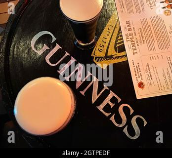 Bicchieri di birra Guinness al tavolo, Temple Bar, Temple Bar, Dublino, Repubblica d'Irlanda Foto Stock