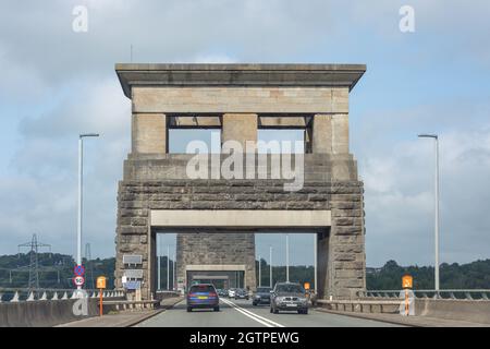 Britannia Bridge (Pont Britannia) attraverso Menai Strait, Isola d'Anglesey (Ynys Mon), Galles, Regno Unito Foto Stock