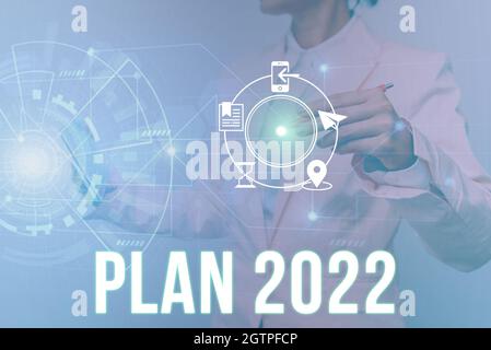 Ispirazione che mostra il piano di segno 2022. Panoramica aziendale proposta dettagliata fare qualcosa il prossimo anno Donna in uniforme in piedi Holding Tablet Foto Stock