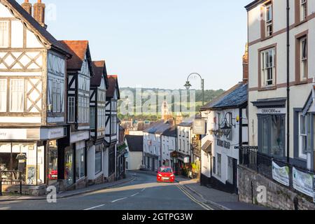 Clwyd Street all'alba, Ruthin (Rhuthun), Denbighshire (Sir Ddinbych), Galles, Regno Unito Foto Stock