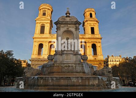 La Fontaine Saint-Sulpice, conosciuta anche come la Fontana dei quattro Vescovi, si trova davanti alla pietra miliare Église Saint-Sulpice a Parigi. Foto Stock