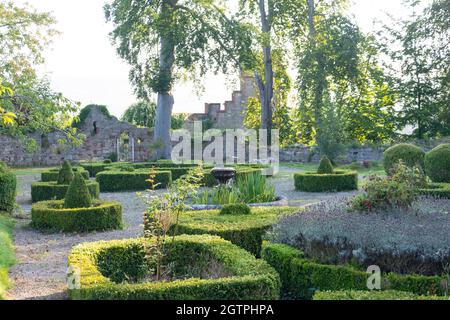 Italian Garden, Ruthin Castle (Castell Rhuthun) Hotel, Castle Street, Ruthin (Rhuthun), Denbighshire (Sir Ddinbych), Galles, Regno Unito Foto Stock