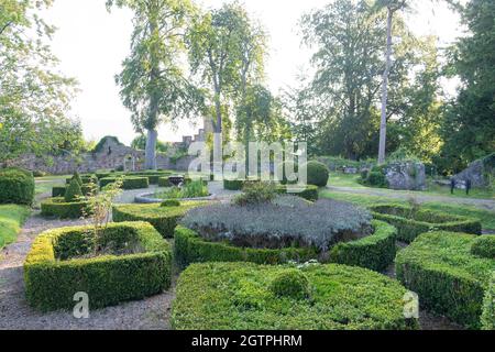 Italian Garden, Ruthin Castle (Castell Rhuthun) Hotel, Castle Street, Ruthin (Rhuthun), Denbighshire (Sir Ddinbych), Galles, Regno Unito Foto Stock