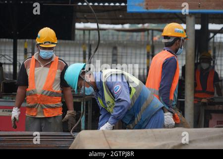 Colombo, Sri Lanka. 1 ottobre 2021. I lavoratori cinesi e dello Sri Lanka lavorano presso il cantiere della Central Expressway Sezione i vicino a Colombo, Sri Lanka, il 1 ottobre 2021. Il progetto Central Expressway è stato concepito per attraversare lo Sri Lanka centrale al fine di ridurre i tempi di viaggio tra le città nella parte occidentale del paese e promuovere lo sviluppo economico per le aree lungo il percorso. Credit: Tang Lu/Xinhua/Alamy Live News Foto Stock