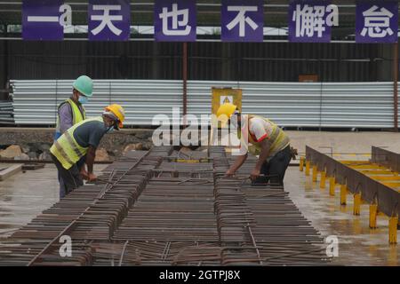 Colombo, Sri Lanka. 1 ottobre 2021. I lavoratori cinesi e dello Sri Lanka lavorano presso il cantiere della Central Expressway Sezione i vicino a Colombo, Sri Lanka, il 1 ottobre 2021. Il progetto Central Expressway è stato concepito per attraversare lo Sri Lanka centrale al fine di ridurre i tempi di viaggio tra le città nella parte occidentale del paese e promuovere lo sviluppo economico per le aree lungo il percorso. Credit: Tang Lu/Xinhua/Alamy Live News Foto Stock