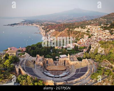 Veduta aerea dell'antico teatro greco di Taormina, Sicilia, Italia. Foto Stock