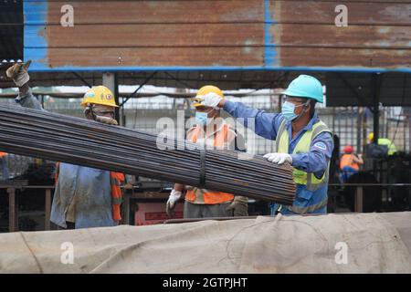 Colombo, Sri Lanka. 1 ottobre 2021. I lavoratori cinesi e dello Sri Lanka lavorano presso il cantiere della Central Expressway Sezione i vicino a Colombo, Sri Lanka, il 1 ottobre 2021. Il progetto Central Expressway è stato concepito per attraversare lo Sri Lanka centrale al fine di ridurre i tempi di viaggio tra le città nella parte occidentale del paese e promuovere lo sviluppo economico per le aree lungo il percorso. Credit: Tang Lu/Xinhua/Alamy Live News Foto Stock