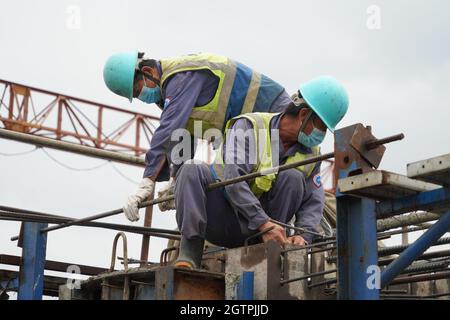 Colombo, Sri Lanka. 1 ottobre 2021. I lavoratori cinesi lavorano presso il cantiere della Central Expressway Sezione i vicino Colombo, Sri Lanka, il 1 ottobre 2021. Il progetto Central Expressway è stato concepito per attraversare lo Sri Lanka centrale al fine di ridurre i tempi di viaggio tra le città nella parte occidentale del paese e promuovere lo sviluppo economico per le aree lungo il percorso. Credit: Tang Lu/Xinhua/Alamy Live News Foto Stock