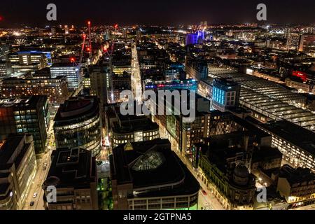 Glasgow, Scozia, Regno Unito. 29 settembre 2021 NELLA FOTO: Il distretto finanziario e finanziario di Glasgow, che ospita numerose banche nazionali e società bancarie con call center/contact centre. Glasgow è stata la capitale del centro di contatto del Regno Unito. La città ha anche eliminato la sua reputazione quartiere a luci rosse, per cui era famosa negli anni precedenti. Vista aerea notturna del centro di Glasgow con le strade illuminate e le luci e la luce colorata al neon che splende e si riflette sull'esterno in vetro degli edifici. Credito: Colin Fisher Foto Stock