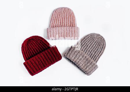 Set di cappelli a maglia invernali multicolore vista dall'alto Foto Stock