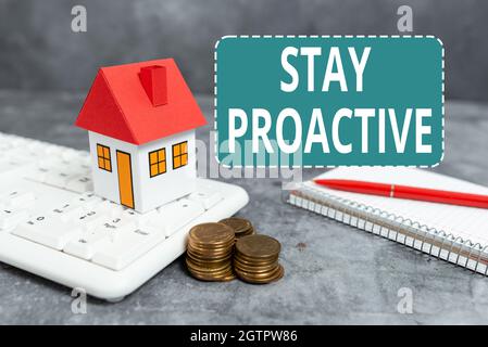 Scrittura a mano segno Stay Proactive. Business Concept prendere la propria decisione a Passi pure degli eventi previsti risparmio di denaro per Una casa nuova di zecca, Abstract Foto Stock